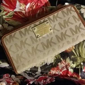 AUTHENTIC MICHAEL KORS WALLET